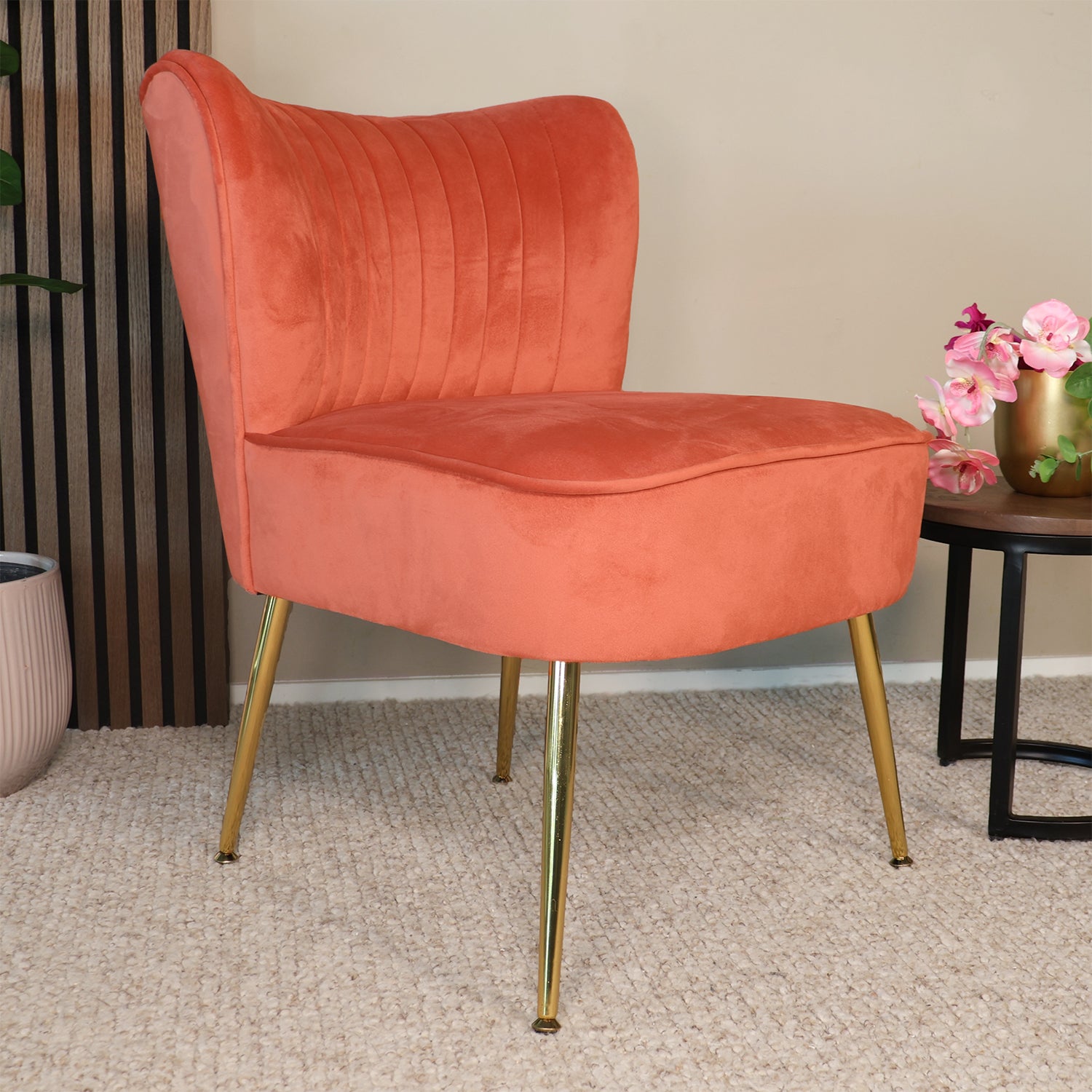 nl:Moderne Roze Fluwelen Vanity Stoel met Zwarte Benen Brede