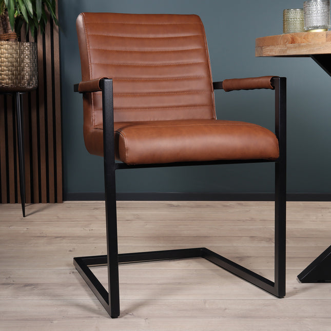Tweedekans model: Eetkamerstoel met armleuning cognac Noor industrieel design eetstoel