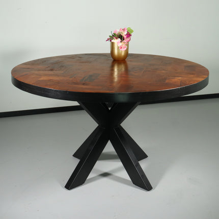 Eettafel rond mangohout visgraat 130cm Avelyn bruin ronde industriële tafel duurzaam mango eetkamertafel