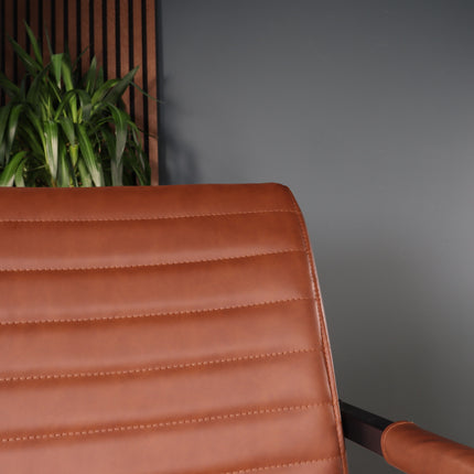 Tweedekans model: Eetkamerstoel met armleuning cognac Noor industrieel design eetstoel